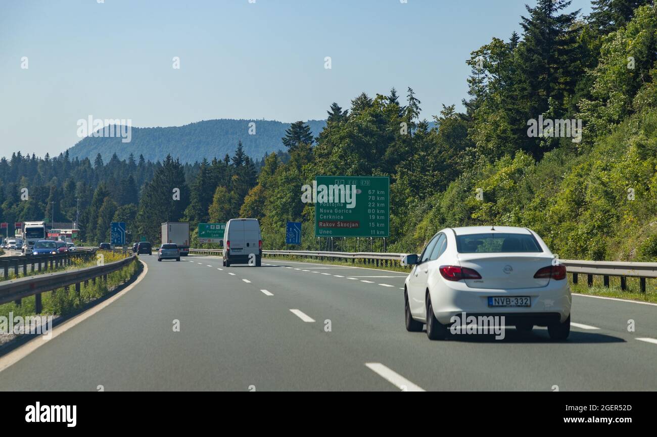 Une photo d'une autoroute et d'un paysage environnant en Slovénie. Banque D'Images