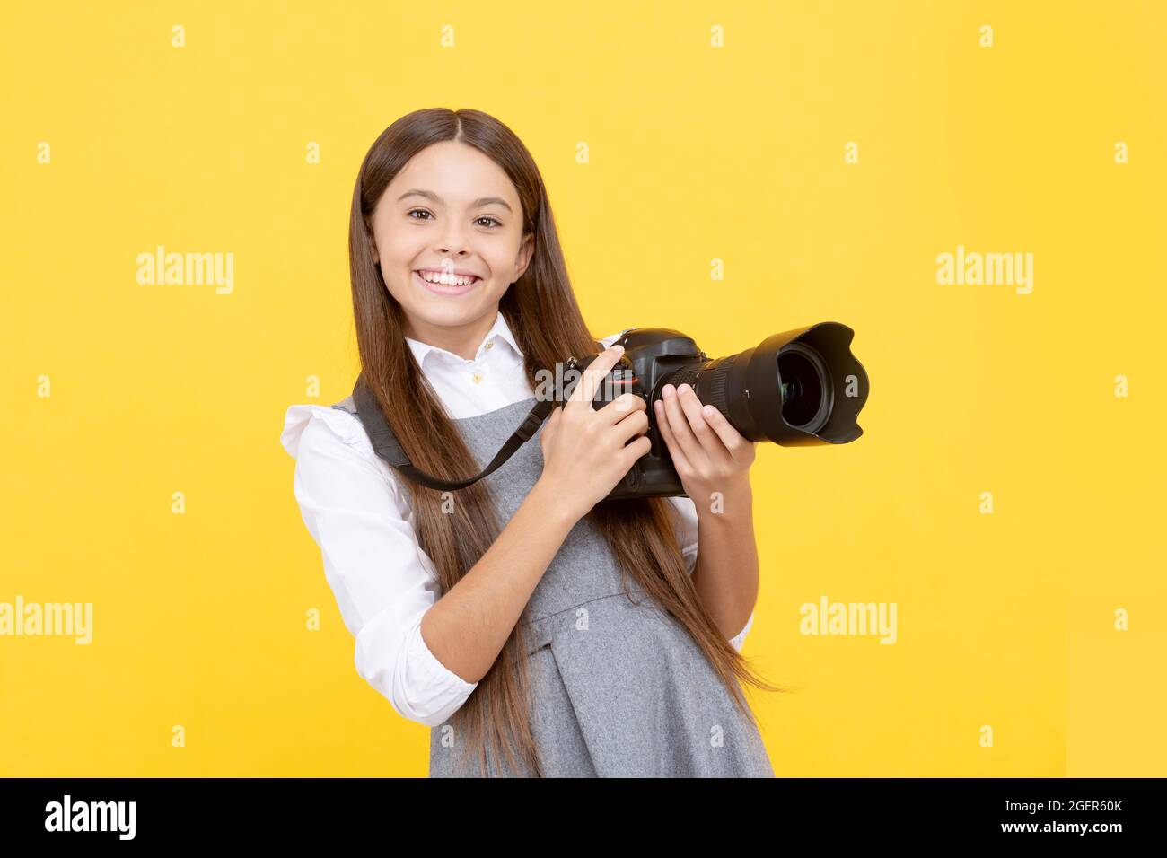 bonne adolescente photographe utiliser un appareil photo numérique, photographier Banque D'Images
