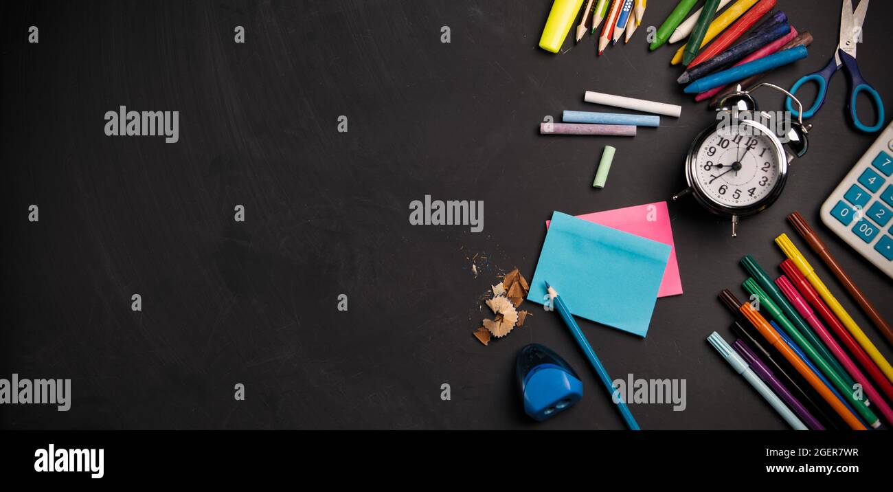 Tableau noir avec fournitures scolaires bord supérieur en forme de cose. Concept de retour à l'école Banque D'Images