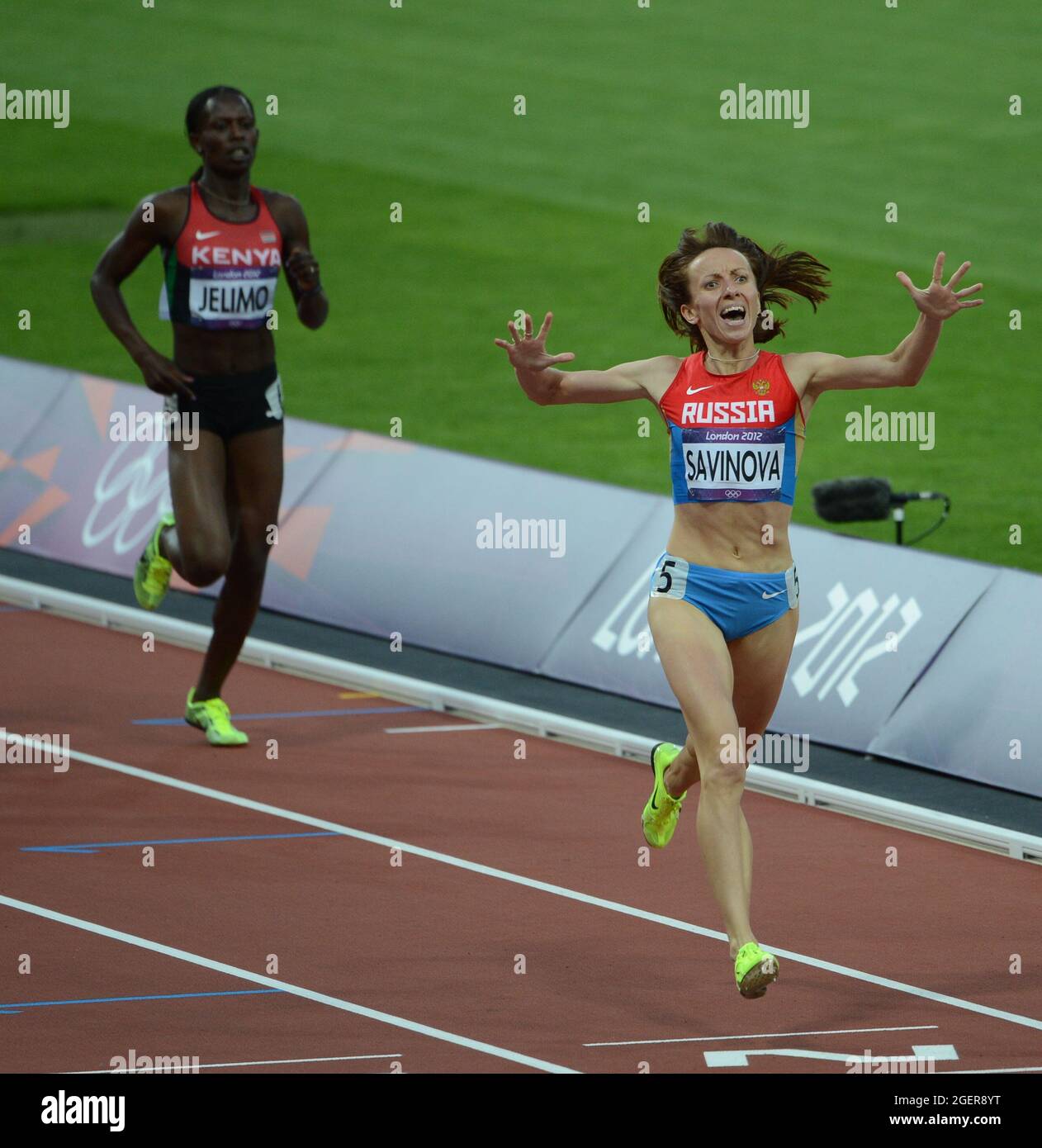 Mariya Savinova (plus tard disqualifiée) remporte le 800m féminin lors de la dernière nuit d'Athlétisme au stade olympique, 11 août 2012 Banque D'Images