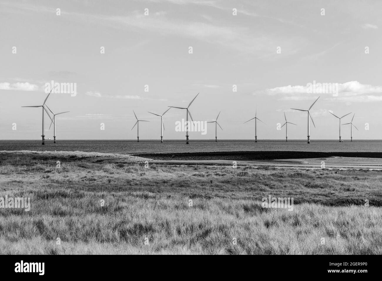 Le front de mer à South Gare avec les éoliennes offshore à Redcar, Angleterre, Royaume-Uni. En monochrome Banque D'Images