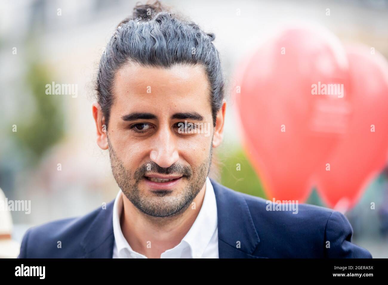 Berlin, Allemagne. 21 août 2021. Orkan Özdemir, candidat du SPD à la Chambre des représentants de Berlin de Tempelhof-Schöneberg, se tient lors d'une visite de campagne sur le marché de Breslauer Platz à Berlin-Friedenau. Credit: Christoph Soeder/dpa/Alay Live News Banque D'Images