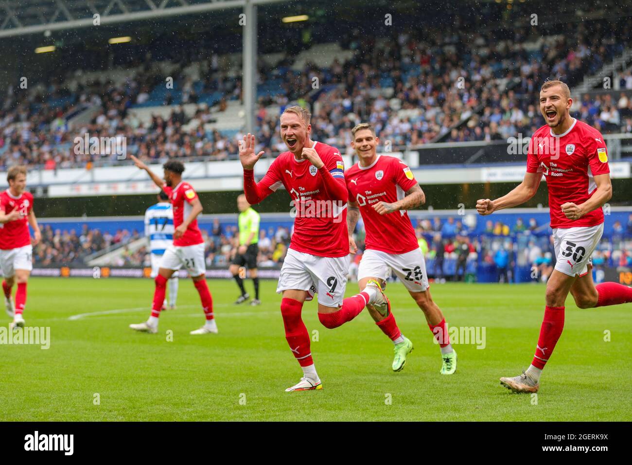 LONDRES, ROYAUME-UNI. 21 AOÛT Barnsley's Cauley Woodrow célèbre le deuxième but de Barnsley lors du match du championnat Sky Bet entre Queens Park Rangers et Barnsley au stade Kiyan Prince Foundation Stadium, Londres, le samedi 21 août 2021. (Crédit : Ian Randall | INFORMATIONS MI) crédit : INFORMATIONS MI et sport /Actualités Alay Live Banque D'Images