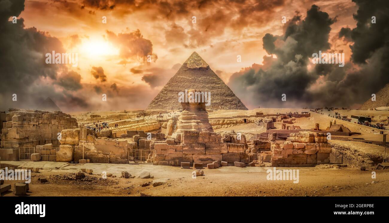 Grands sphinx et pyramide et nuages de tempête Banque D'Images