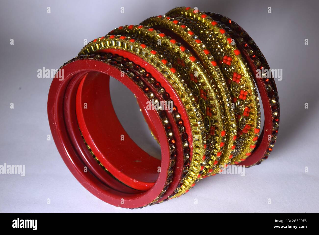 Magnifique bracelet rouge orné de clous en diamant, bijoux pour femmes hindoues Banque D'Images