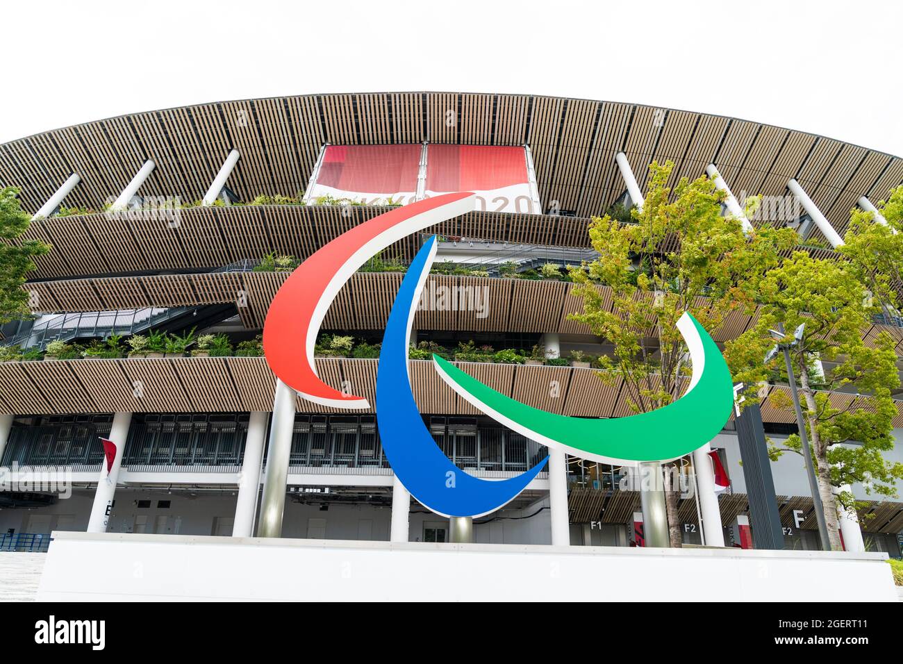 Tokyo, Japon - 20 août 2021 : vue extérieure du stade olympique avec sculpture du logo des Jeux paralympiques aux Jeux paralympiques d'été de 2020 à Tokyo Banque D'Images