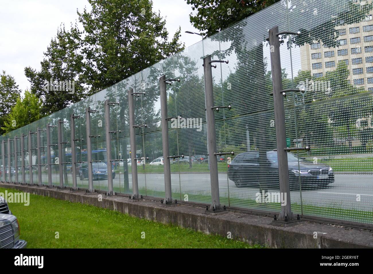 Mur transparent à l'est de Munich. Voitures passant. Banque D'Images