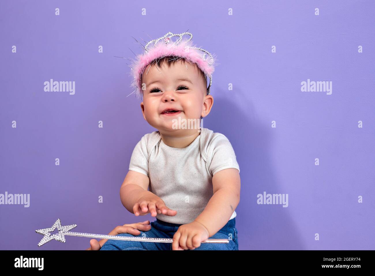 Gai Doux Mignon Mignon Petite Fille Caucasienne Avec Baguette Magique Dans Les Mains Regardant Positif Et Heureux Beau Bebe Dans Couronne Rose Regardant Le Cote Rire Photo Stock Alamy