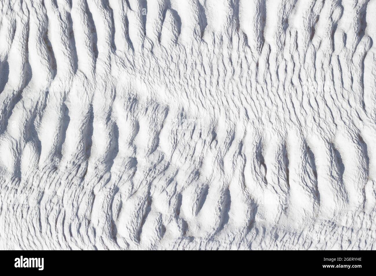 Texture blanche de la travertin de calcium de Pamukkale en Turquie, profil asymétrique en gros plan. Banque D'Images