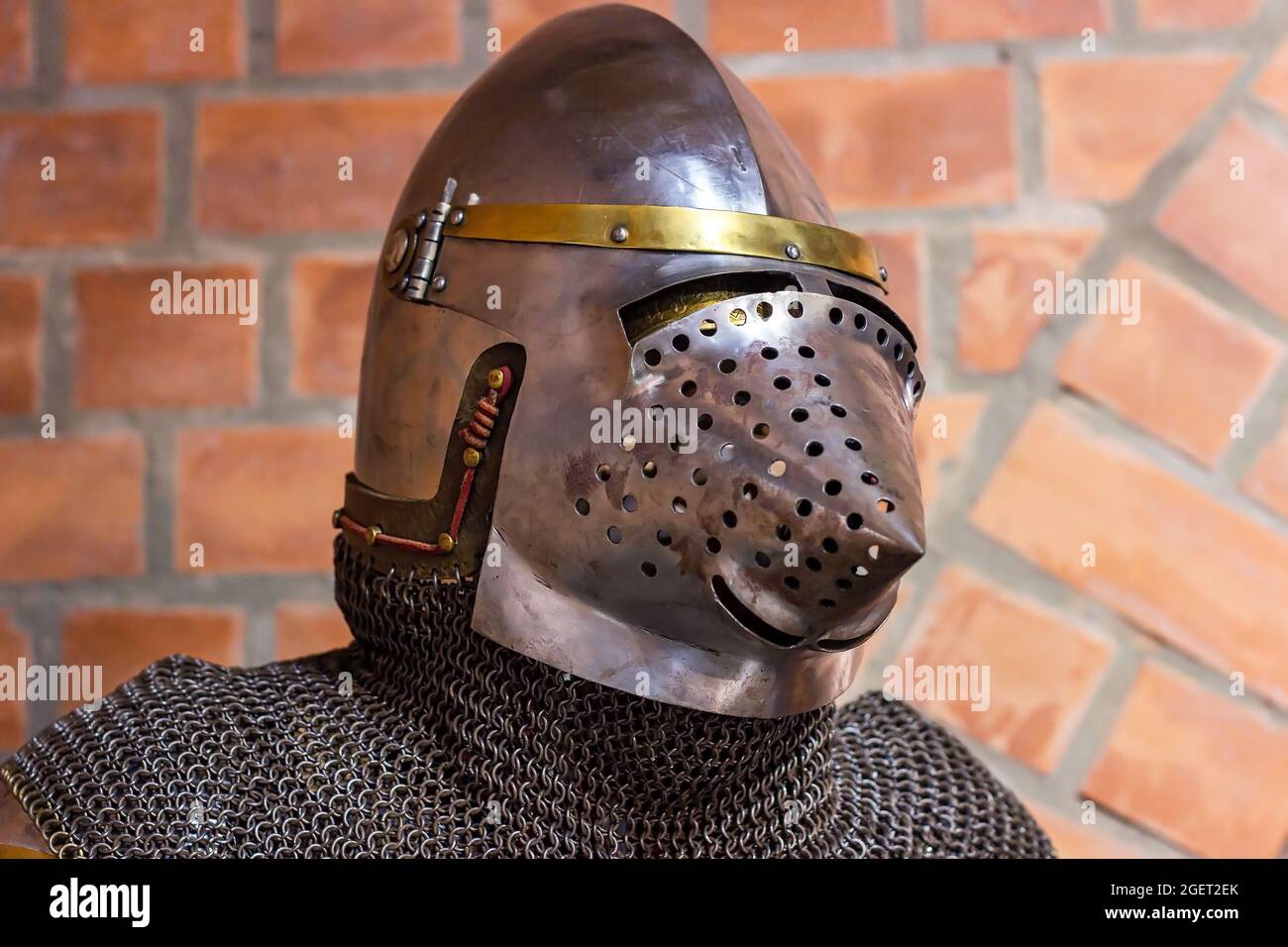 Armure de casque de chevalier de fer médiéval ancien pour la protection des guerriers anciens au combat. Équipement de défense en métal lourd traditionnel pour les chasseurs d'autrefois Banque D'Images