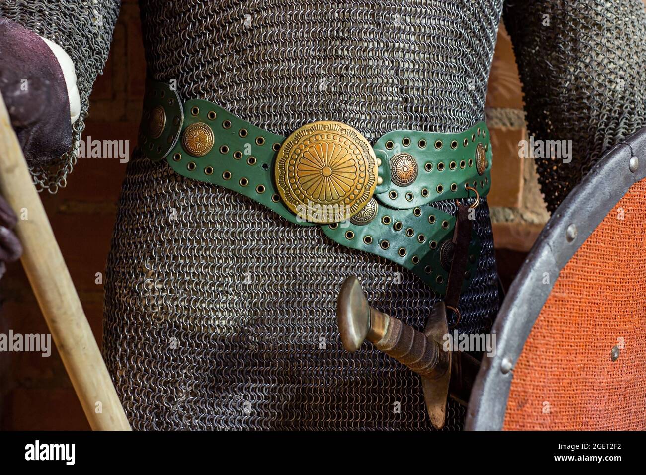 Ancienne armure médiévale en fer pour anciens guerriers protection au combat avec boucle de ceinture. Ancien combattant traditionnel, métal lourd Banque D'Images