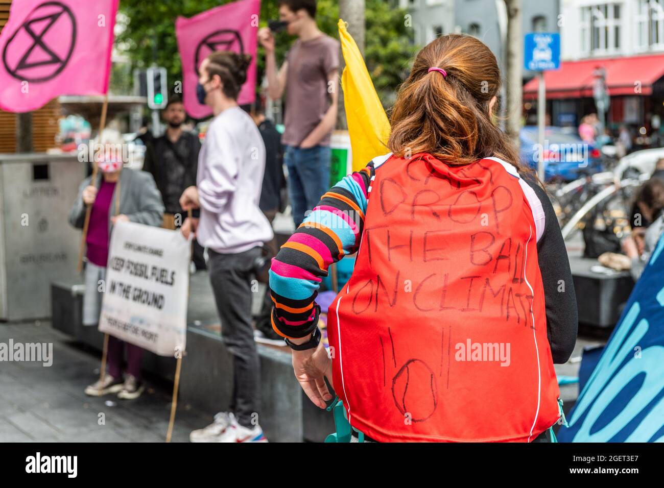 Cork, Irlande. 21 août 2021. Un petit groupe d'environ 60 manifestants de la rébellion des extinction se sont réunis aujourd'hui sur le Grand Parade pour souligner la nécessité d'une « action immédiate et équitable pour la neutralité carbone ». Après un certain nombre de discours, le groupe a marché le long de South Mall et de Patrick Street avant de se diviser en groupes de discussion à Grand Parade. Crédit : AG News/Alay Live News Banque D'Images