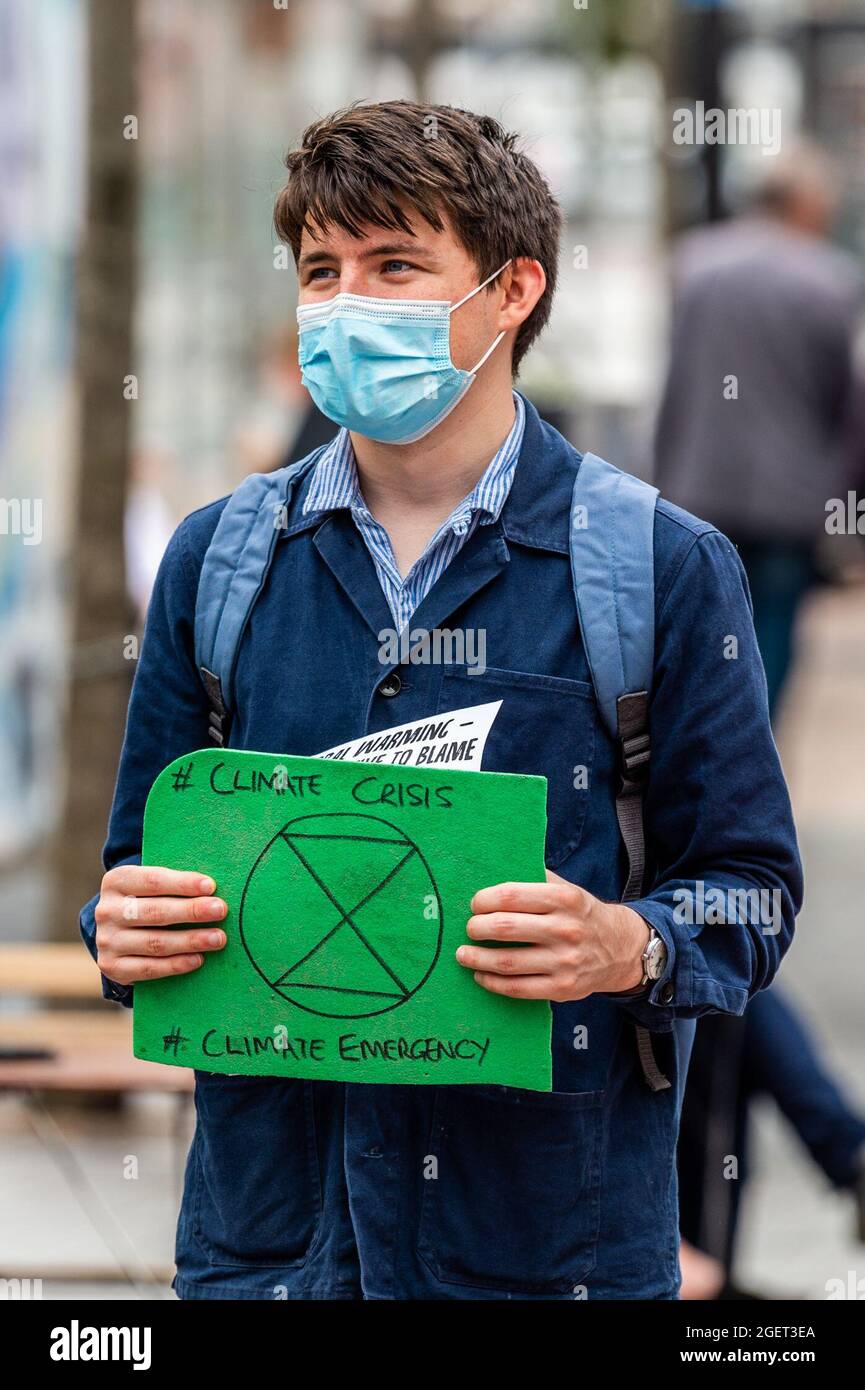 Cork, Irlande. 21 août 2021. Un petit groupe d'environ 60 manifestants de la rébellion des extinction se sont réunis aujourd'hui sur le Grand Parade pour souligner la nécessité d'une « action immédiate et équitable pour la neutralité carbone ». Après un certain nombre de discours, le groupe a marché le long de South Mall et de Patrick Street avant de se diviser en groupes de discussion à Grand Parade. Crédit : AG News/Alay Live News Banque D'Images