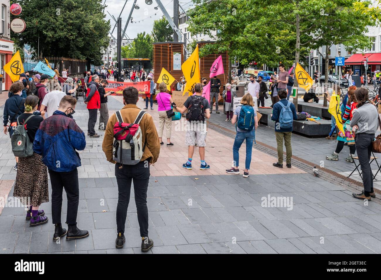 Cork, Irlande. 21 août 2021. Un petit groupe d'environ 60 manifestants de la rébellion des extinction se sont réunis aujourd'hui sur le Grand Parade pour souligner la nécessité d'une « action immédiate et équitable pour la neutralité carbone ». Après un certain nombre de discours, le groupe a marché le long de South Mall et de Patrick Street avant de se diviser en groupes de discussion à Grand Parade. Crédit : AG News/Alay Live News Banque D'Images