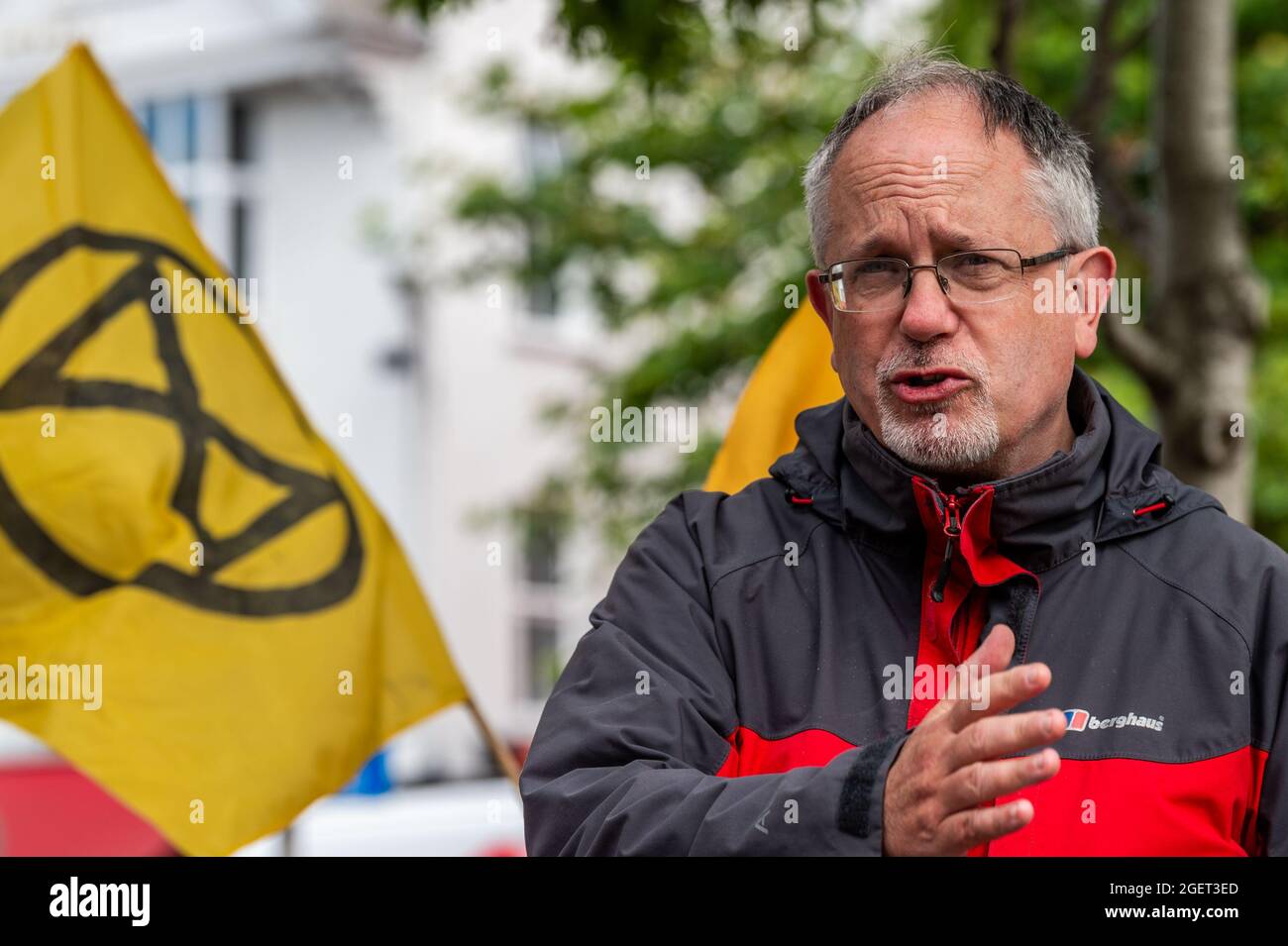 Cork, Irlande. 21 août 2021. Un petit groupe d'environ 60 manifestants de la rébellion des extinction se sont réunis aujourd'hui sur le Grand Parade pour souligner la nécessité d'une « action immédiate et équitable pour la neutralité carbone ». Après un certain nombre de discours, le groupe a marché le long de South Mall et de Patrick Street avant de se diviser en groupes de discussion à Grand Parade. Le Parti socialiste TD Mick Barry a pris la parole à l'événement. Crédit : AG News/Alay Live News Banque D'Images