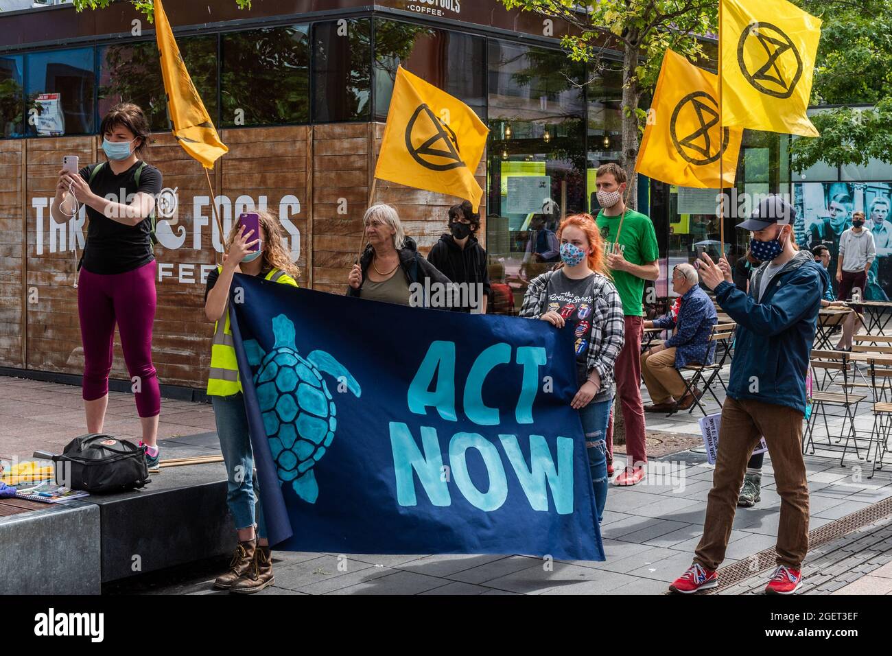 Cork, Irlande. 21 août 2021. Un petit groupe d'environ 60 manifestants de la rébellion des extinction se sont réunis aujourd'hui sur le Grand Parade pour souligner la nécessité d'une « action immédiate et équitable pour la neutralité carbone ». Après un certain nombre de discours, le groupe a marché le long de South Mall et de Patrick Street avant de se diviser en groupes de discussion à Grand Parade. Crédit : AG News/Alay Live News Banque D'Images