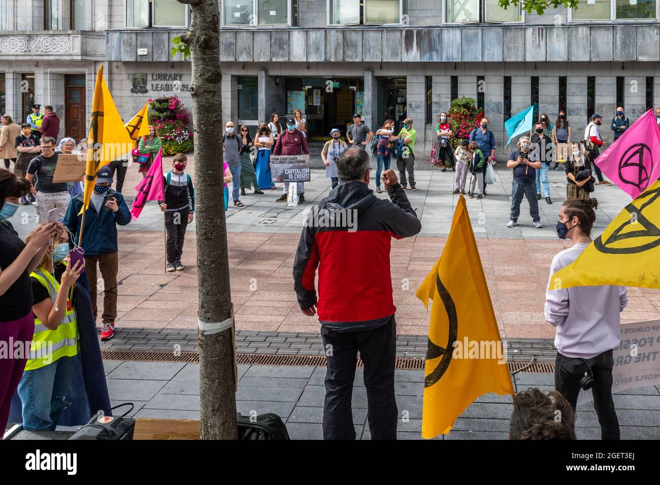 Cork, Irlande. 21 août 2021. Un petit groupe d'environ 60 manifestants de la rébellion des extinction se sont réunis aujourd'hui sur le Grand Parade pour souligner la nécessité d'une « action immédiate et équitable pour la neutralité carbone ». Après un certain nombre de discours, le groupe a marché le long de South Mall et de Patrick Street avant de se diviser en groupes de discussion à Grand Parade. Le Parti socialiste TD Mick Barry a pris la parole à l'événement. Crédit : AG News/Alay Live News Banque D'Images