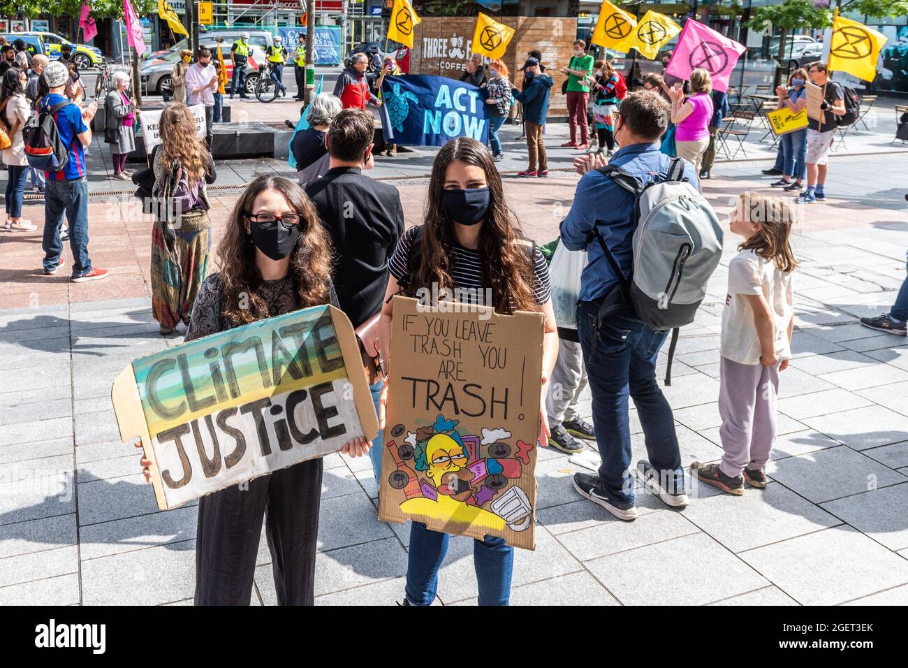 Cork, Irlande. 21 août 2021. Un petit groupe d'environ 60 manifestants de la rébellion des extinction se sont réunis aujourd'hui sur le Grand Parade pour souligner la nécessité d'une « action immédiate et équitable pour la neutralité carbone ». Après un certain nombre de discours, le groupe a marché le long de South Mall et de Patrick Street avant de se diviser en groupes de discussion à Grand Parade. Lors de la manifestation se trouvaient Edith Busteed et Rhuanna Barbieri de Cork. Crédit : AG News/Alay Live News Banque D'Images