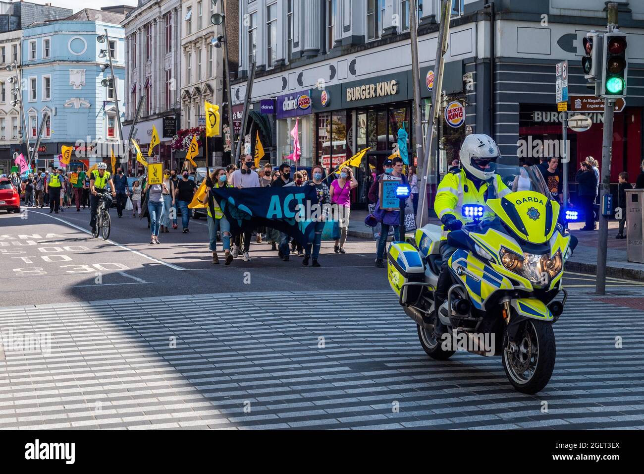 Cork, Irlande. 21 août 2021. Un petit groupe d'environ 60 manifestants de la rébellion des extinction se sont réunis aujourd'hui sur le Grand Parade pour souligner la nécessité d'une « action immédiate et équitable pour la neutralité carbone ». Après un certain nombre de discours, le groupe a marché le long de South Mall et de Patrick Street avant de se diviser en groupes de discussion à Grand Parade. Crédit : AG News/Alay Live News Banque D'Images