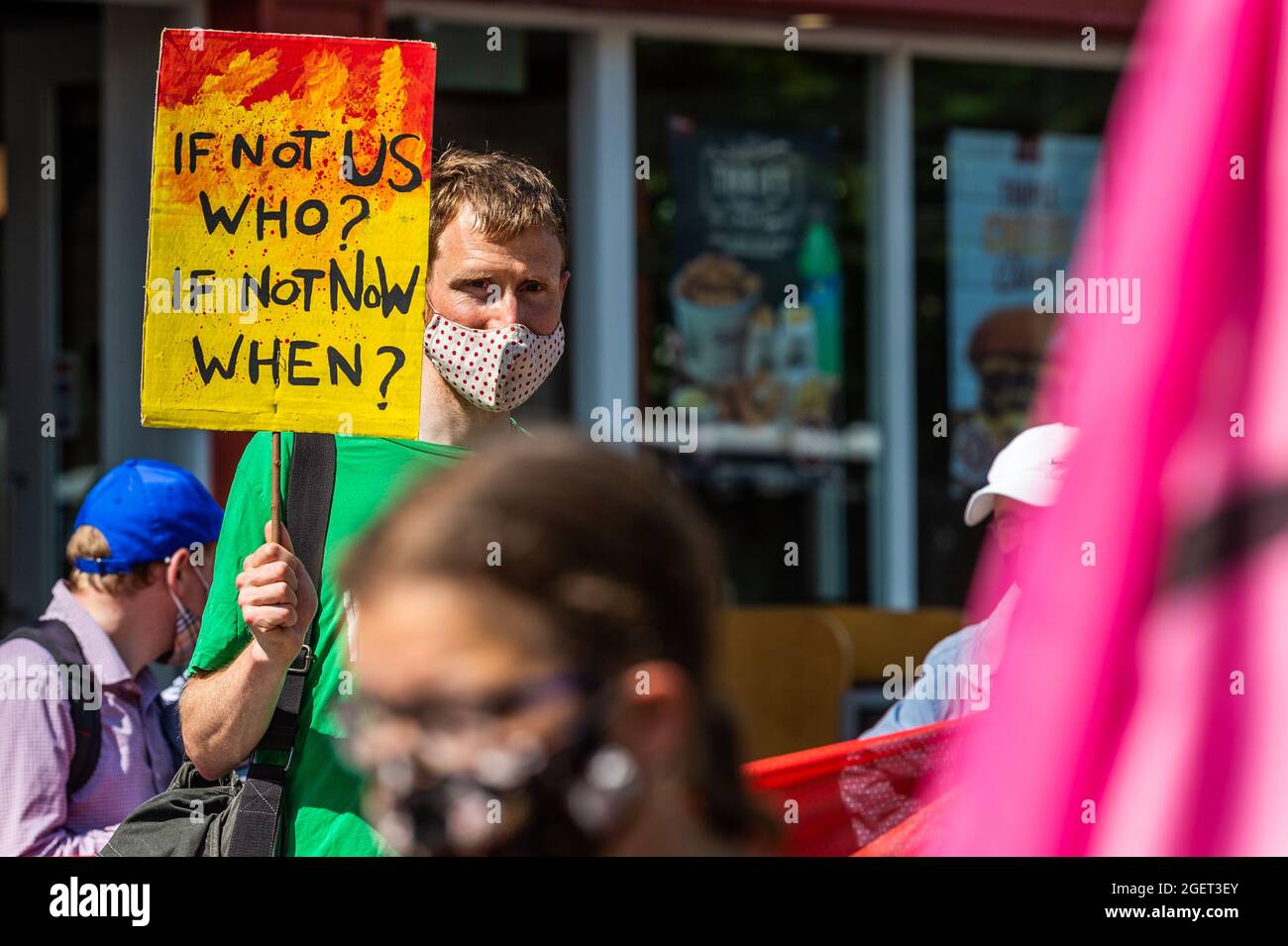 Cork, Irlande. 21 août 2021. Un petit groupe d'environ 60 manifestants de la rébellion des extinction se sont réunis aujourd'hui sur le Grand Parade pour souligner la nécessité d'une « action immédiate et équitable pour la neutralité carbone ». Après un certain nombre de discours, le groupe a marché le long de South Mall et de Patrick Street avant de se diviser en groupes de discussion à Grand Parade. Crédit : AG News/Alay Live News Banque D'Images