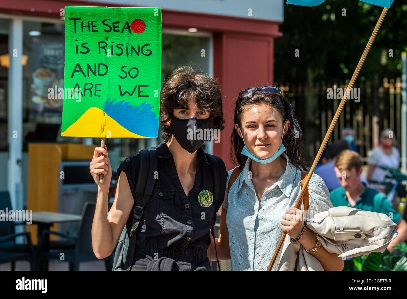 Cork, Irlande. 21 août 2021. Un petit groupe d'environ 60 manifestants de la rébellion des extinction se sont réunis aujourd'hui sur le Grand Parade pour souligner la nécessité d'une « action immédiate et équitable pour la neutralité carbone ». Après un certain nombre de discours, le groupe a marché le long de South Mall et de Patrick Street avant de se diviser en groupes de discussion à Grand Parade. Marta Neto, Cork et Danielle Fitzgerald, Paris, France, ont manifesté. Crédit : AG News/Alay Live News Banque D'Images