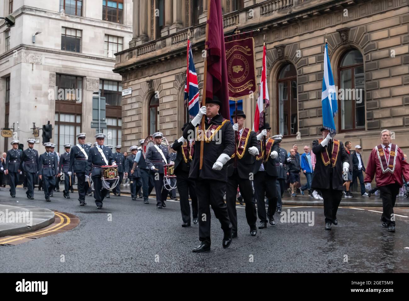 Glasgow, Écosse, Royaume-Uni. 21 août 2021. Les membres qui participent à la ville de Glasgow CAMPSIE Branch Club Apprentice Boys of Derry procession à travers les rues de la ville, y compris la pose d'une couronne au Cenotaph sur la place George. Credit: SKULLY/Alay Live News Banque D'Images