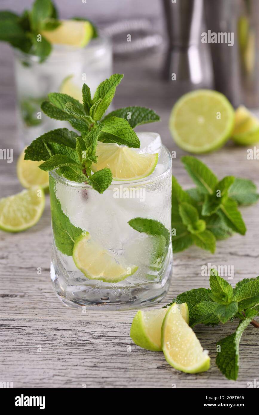 Cocktail rafraîchissant mojito alcoolisé d'été avec glace, menthe fraîche et citron vert Banque D'Images