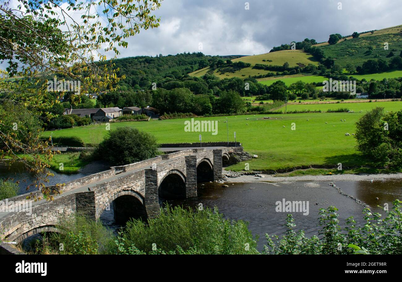 Ancien pont en pierre sur la rivière Dee, près de Llangollen, au nord du pays de Galles. Vue en mode paysage. Scène rurale avec champs verts et collines boisées. Banque D'Images