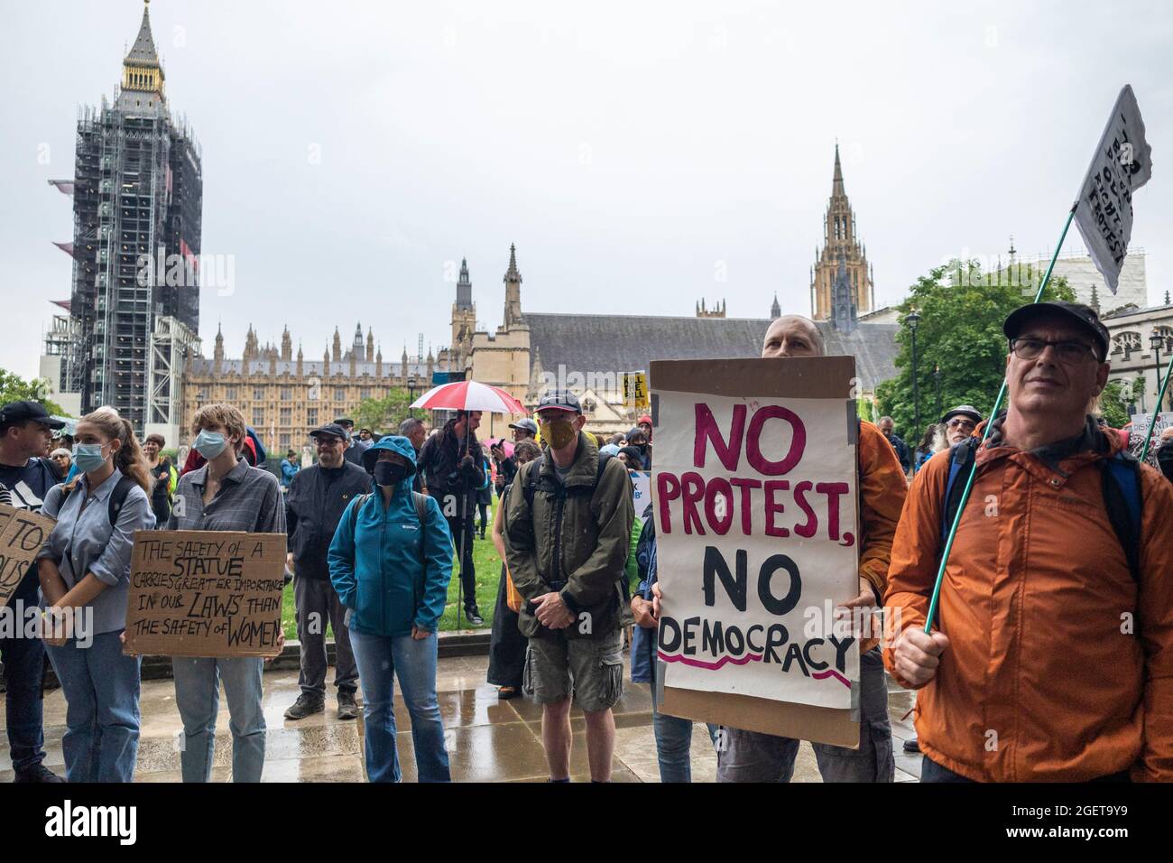 Londres, Royaume-Uni. 21 août 2021. Les gens à un tuer le projet de loi protestent sur la place du Parlement où les gens font campagne contre le projet de loi sur la police, le crime, la peine et les tribunaux. Des membres de la rébellion des activistes du climat (XR) sont également présents avant les manifestations contre le climat qui ciblent la ville de Londres la semaine prochaine. Credit: Stephen Chung / Alamy Live News Banque D'Images