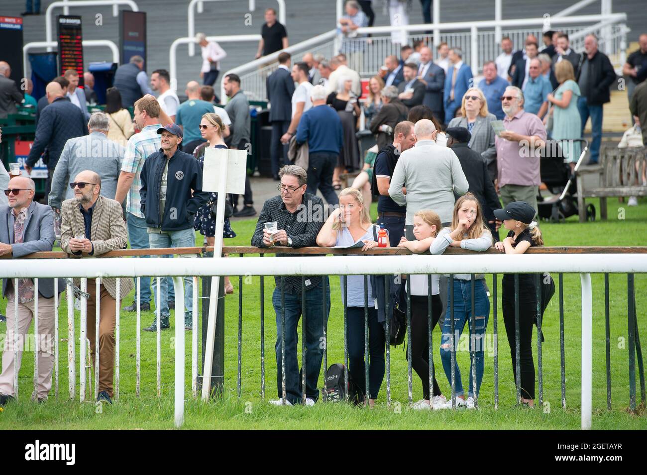 Sunbury-on-Thames, Middlesex, Royaume-Uni. 20 août 2021. Racegoers au Kempton Park en profitant d'une journée aux courses. Crédit : Maureen McLean/Alay Banque D'Images