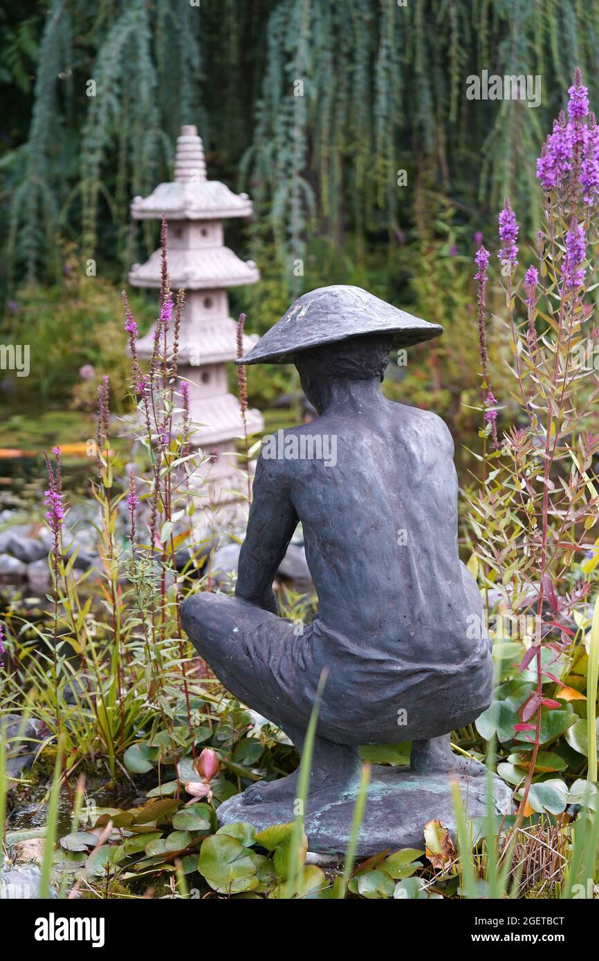 Loozen, pays-Bas - août 17 2021 - détail d'un étang oriental. ADA Hofman a créé ces jardins d'étang inspirants. La statue d'un semoir à riz Banque D'Images
