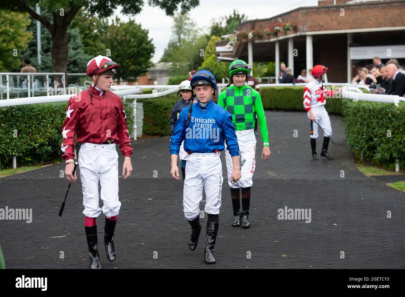 Sunbury-on-Thames, Middlesex, Royaume-Uni. 20 août 2021. Jockeys Cameron Noble, Ray Dawson et Robert Havlin avant de monter dans les piquets Unibet New Instant Roulette Novice (classe 5). Crédit : Maureen McLean/Alay Banque D'Images