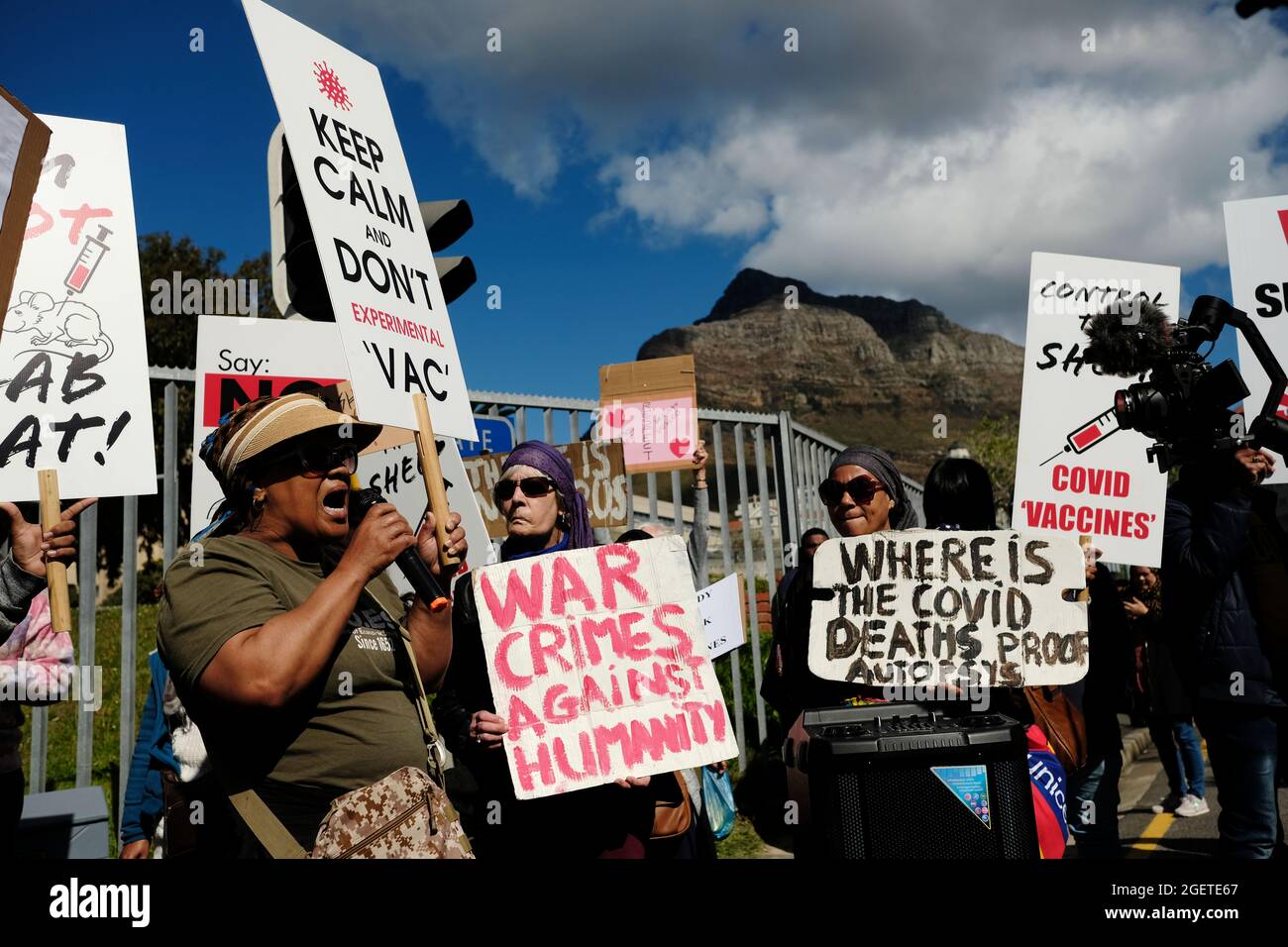 Protésteurs anti-vaccins (anti-vaxxers) à l'hôpital Groote Schuur à Cape Town, Afrique du Sud. 21 août 2021. Banque D'Images