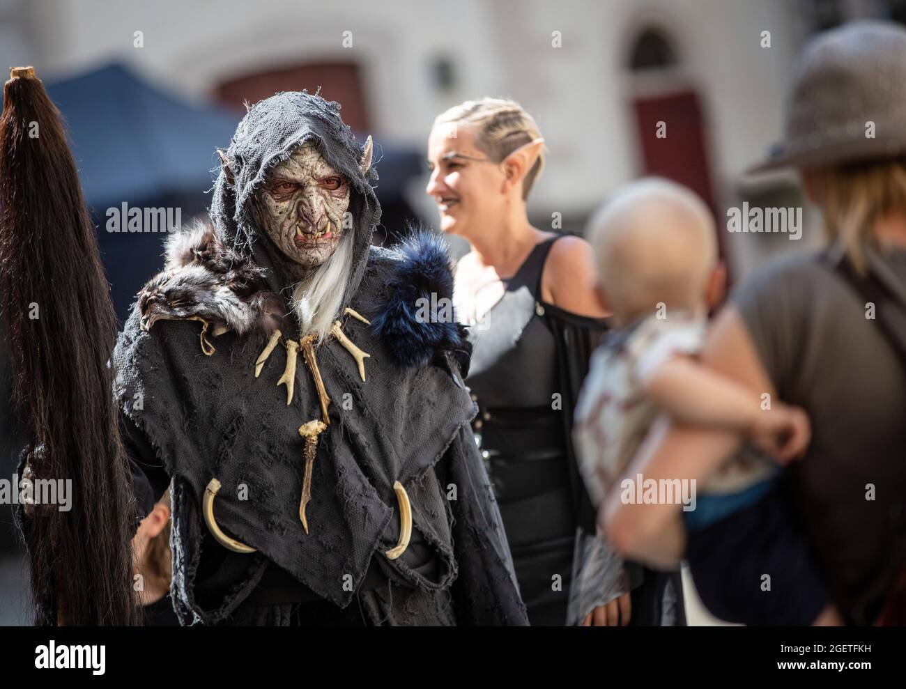 Bad Mergentheim, Allemagne. 21 août 2021. Les visiteurs déguisés se promeunent à travers le parc du festival de fantaisie « Annotopia ». Selon les organisateurs, c'est le plus grand festival de fantaisie en Allemagne. Credit: Christoph Schmidt/dpa/Alay Live News Banque D'Images