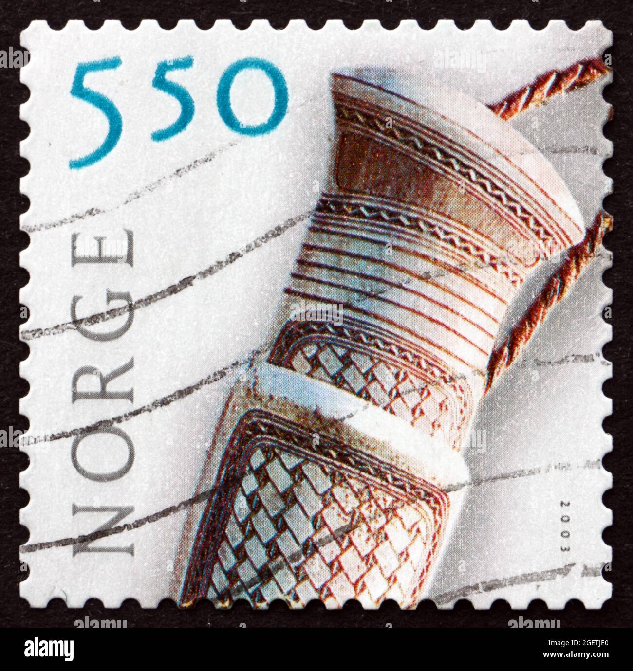 NORVÈGE - VERS 2003: Un timbre imprimé en Norvège montre Doudji poignée de couteau, artisanat traditionnel sami, vers 2003 Banque D'Images