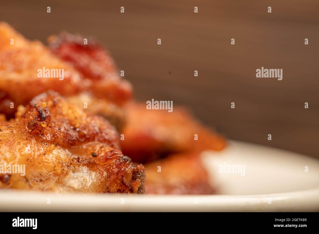 Ailes de poulet frites sur une assiette, gros plan, mise au point sélective Banque D'Images