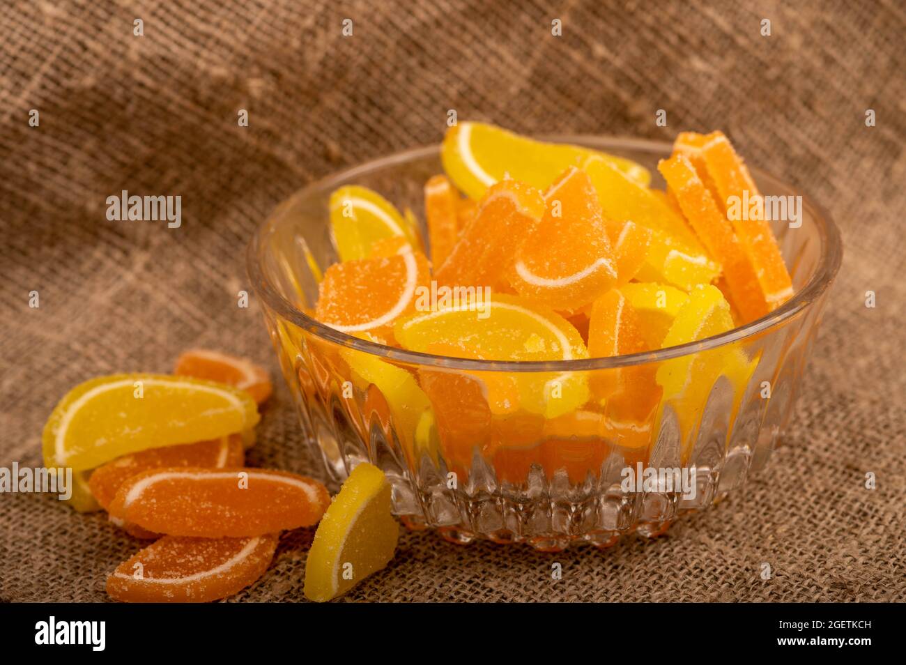 Tranches de citron marmelade multicolores dans un vase en verre, gros plan, mise au point sélective Banque D'Images