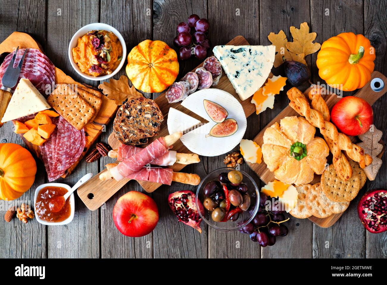 Scène de table charcuterie à thème d'automne sur fond de bois sombre. Différents hors-d'œuvre au fromage et à la viande. Vue de dessus vers le bas. Banque D'Images