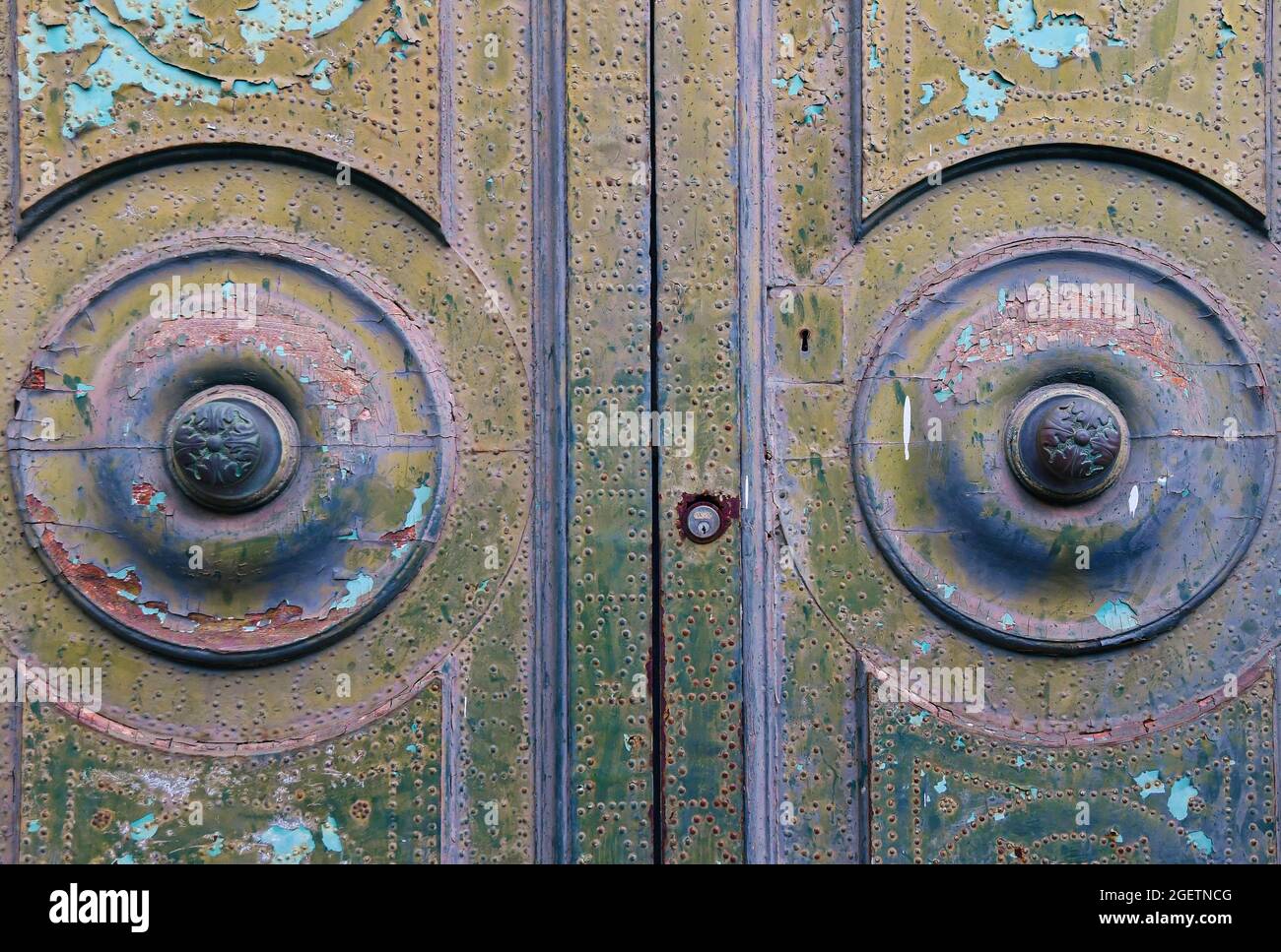 Gros plan d'une porte en bois cloutée avec peinture verte écaillée, Boccacasse, Gênes, Ligurie, Italie Banque D'Images