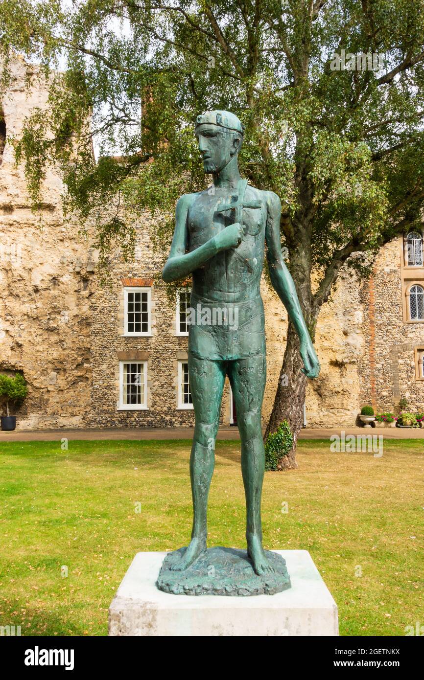 Statue de bronze du roi Edmund comme jeune homme tenant une croix. Par Dame Elizabeth Frenk.Bury St edmunds, Suffolk, Angleterre Banque D'Images