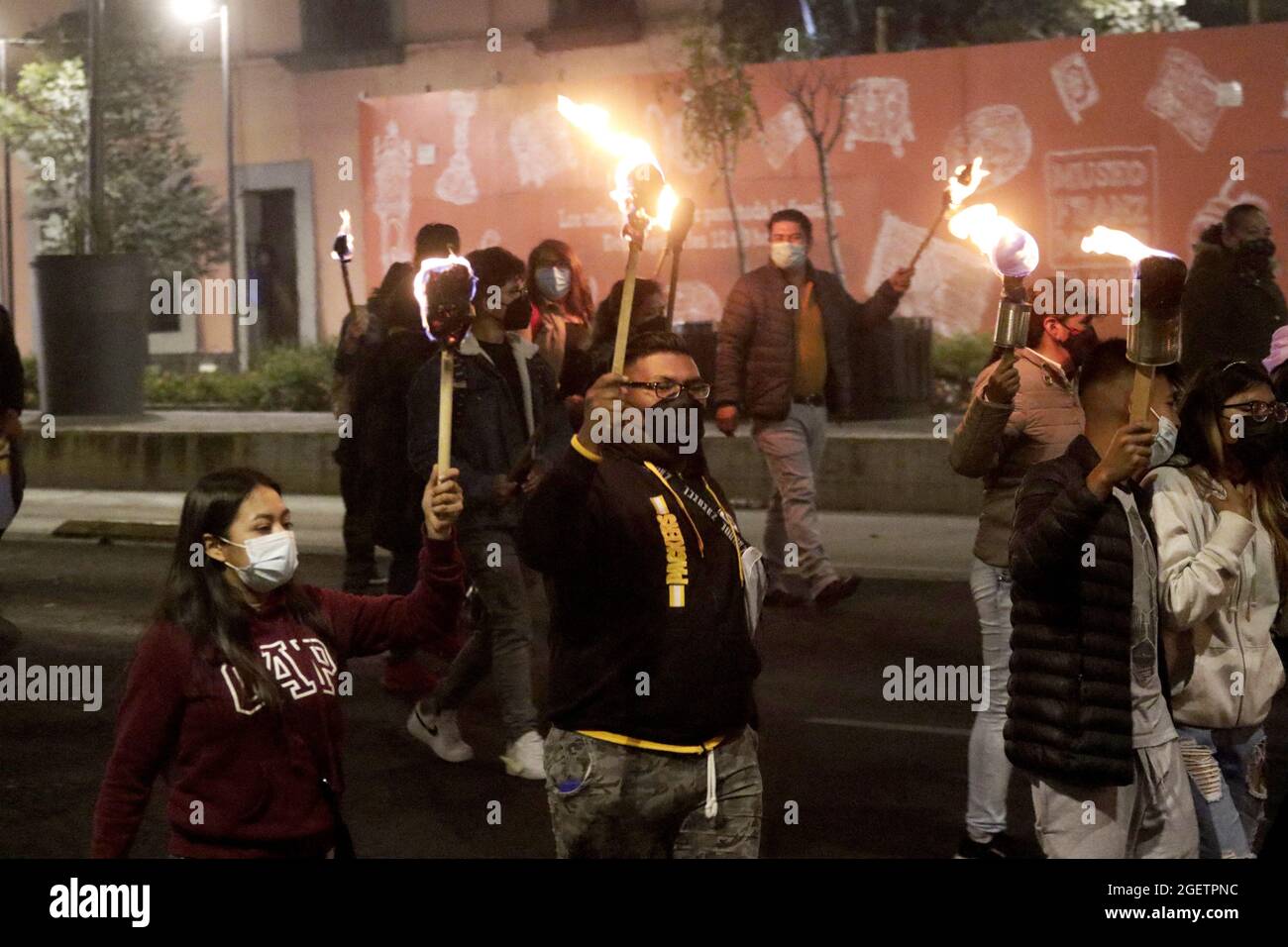 Les étudiants du mouvement des candidats exclus de l'enseignement supérieur tenant des torches pendant mars pour exiger des places dans les universités du ministère mexicain de l'éducation publique; ils condamnent le manque d'inscription dans les centres d'enseignement supérieur dans tout le pays. Le 20 août 2021 à Mexico, Mexique. Photo de Luis Barron/Eyepix/ABACAPRESS.COM Banque D'Images