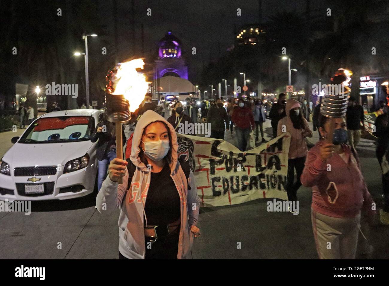 Les étudiants du mouvement des candidats exclus de l'enseignement supérieur tenant des torches pendant mars pour exiger des places dans les universités du ministère mexicain de l'éducation publique; ils condamnent le manque d'inscription dans les centres d'enseignement supérieur dans tout le pays. Le 20 août 2021 à Mexico, Mexique. Photo de Luis Barron/Eyepix/ABACAPRESS.COM Banque D'Images