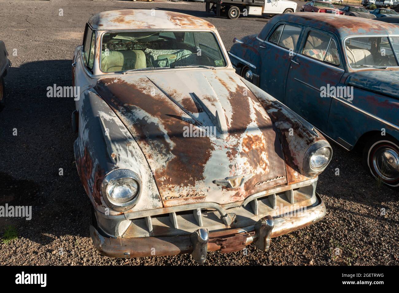 1952 vintage Studebaker Commander voiture américaine dans un désert de la junk yard Kingman arizona Banque D'Images