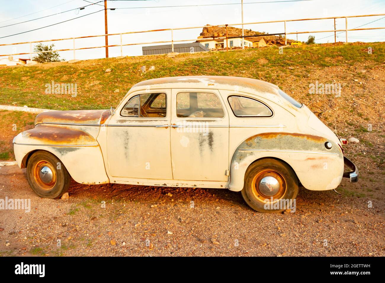 Berline de luxe 1941 de Soto 4 portes au soleil du soir sur la route 66 à Kingman Arizona Banque D'Images