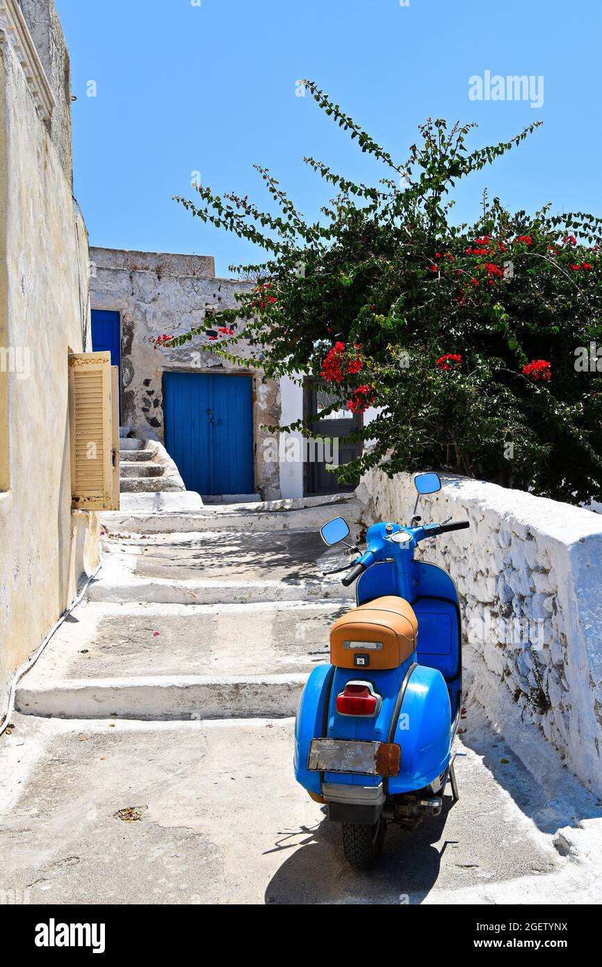 Scooter à Megalochori, Santorini, Grèce, Europe Banque D'Images