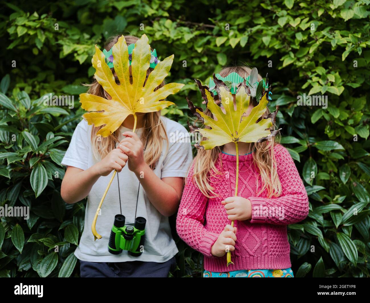 Les enfants explorent le plein air. Banque D'Images