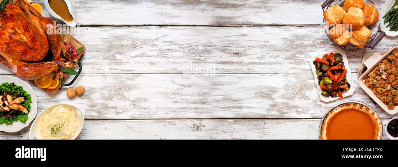Dîner traditionnel de Thanksgiving avec dinde. Vue en hauteur, double bordure sur un arrière-plan rustique de bannière en bois blanc avec espace de copie. Dinde, purée de pommes de terre, Banque D'Images