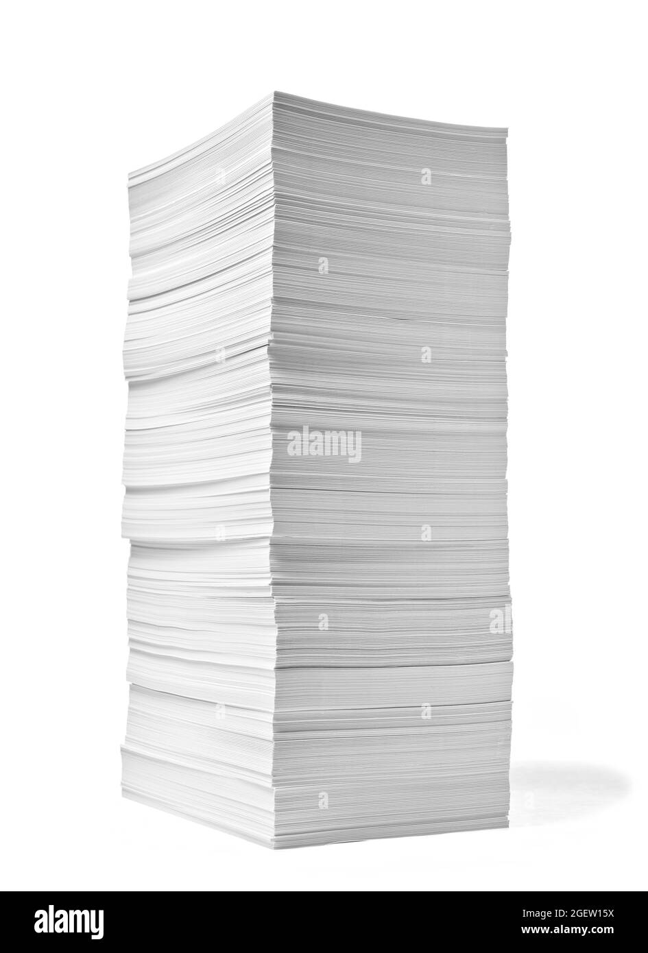 gros plan d'une pile de papier sur fond blanc Banque D'Images gros plan d'une pile de papier sur fond blanc Banque D'Images