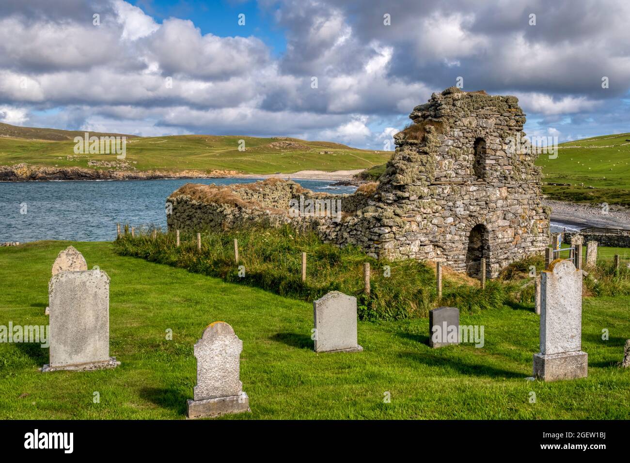 Les ruines pittoresques de l'église médiévale Saint OLAF sur la côte à Lunda Wick sur Unst, Shetland. Banque D'Images