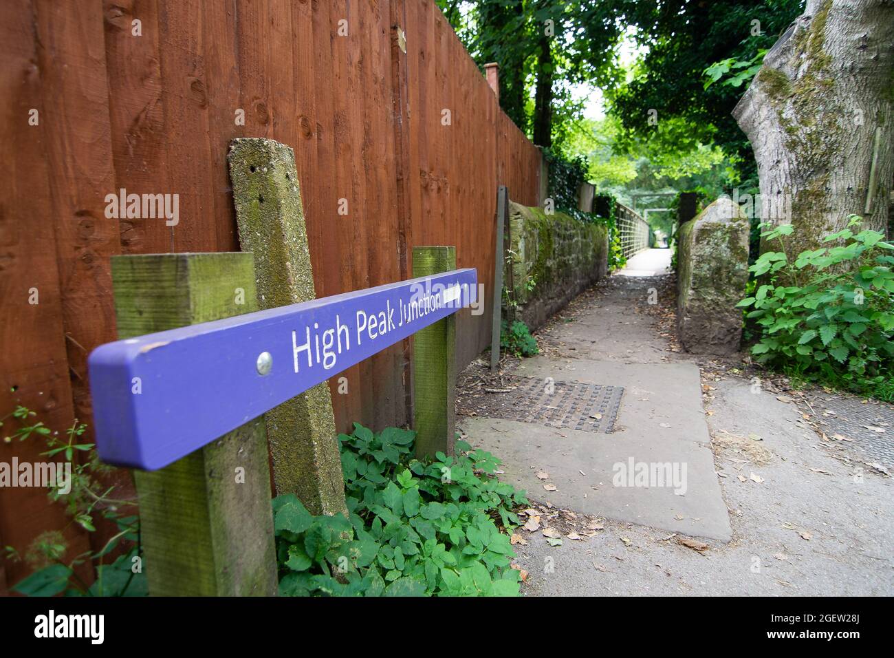 Un panneau violet indiquant le chemin vers High Peak Junction près du canal Cromford dans le Derbyshire Banque D'Images